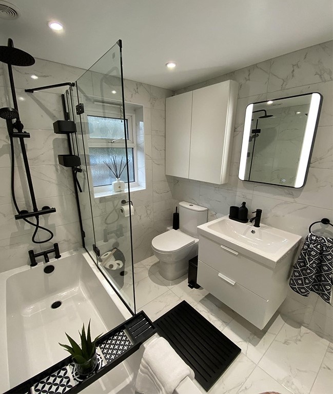 Après rénovation salle de bain moderne - ConstruLand